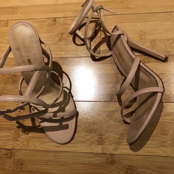Fashion Nova Shoes - Fashion Nova Tisha sandals size 7